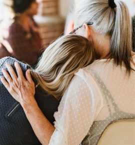 people-support-each-other-in-a-rehab-session-X6RN8PK1.jpg